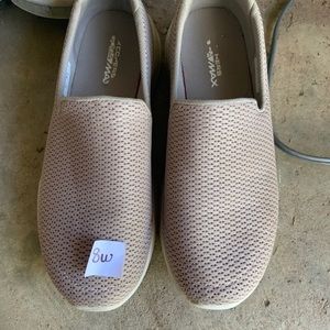 8w sketcher slip on